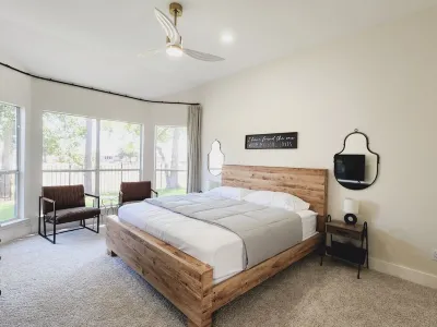 Brand New Spacious Serenity Getaway - King Bed! Các khách sạn gần Third Monday Trade Days