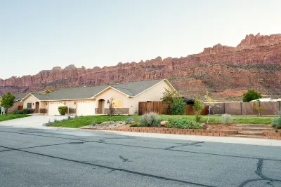Family and Pet Friendly! Luxurious Backyard Amenities! Jacuzzi! Lots of Parking! Hotels in Moab South Valley