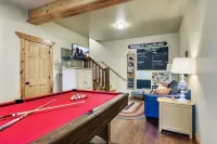 Private Hot Tub, Outdoor Fireplace, High Speed Wifi, 9.7 Miles to Dollywood