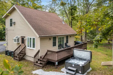 Pet Friendly Modern Poconos Home | Hot Tub | Cozy Woodlands!