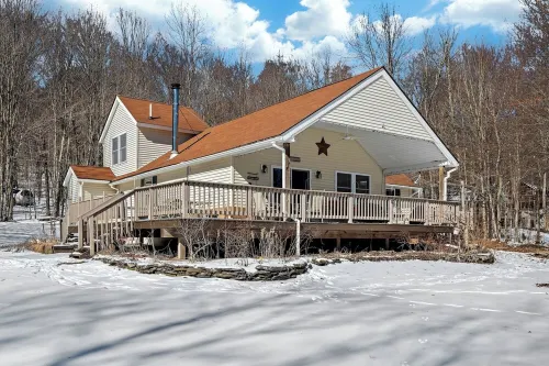 Lakefront Chalet w/ Hot Tub, Game Room, and Kayaks. Pet-Friendly! Hotels in Kortright
