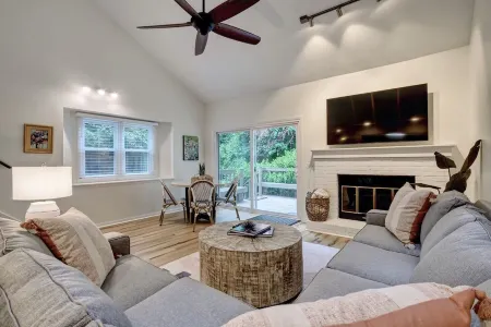 Convenient to Beach, restaurants, shopping and much more! Отели в г. Нью-Хановер