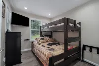 The Bear Den: Rehabbed Home Near the Branson Landing