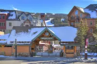 Panoramic Mountain View Retreat w/ Hot Tub - 3/3 Designer Home Hike and Bike!