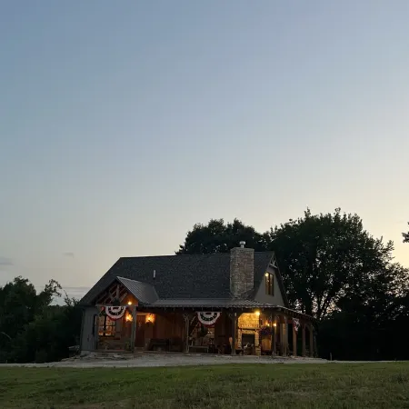 LODGE AT SADDLE RIDGE. Just five minutes from Hermann.