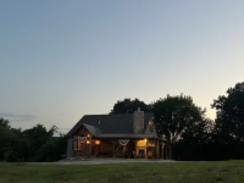 LODGE AT SADDLE RIDGE. Just five minutes from Hermann.