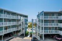 Dog-Friendly Oceanfront Condo, Walk-in Shower & Pools - 3 estrellas