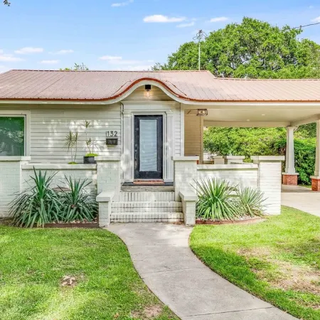 Evangeline House! Beautifully remodeled & Super Close to Downtown