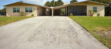 Updated Beach Home With Carport, Steps To The Sand Отели рядом с достопримечательностью «SSlater Surf Tackle»