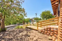 WATER FRONT-HOT TUB- WALKING DISTANCE to main strip. Cobblestone Retreat