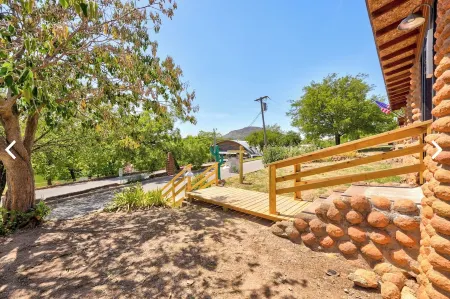 WATER FRONT-HOT TUB- WALKING DISTANCE to main strip. Cobblestone Retreat