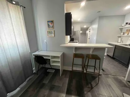 Grand Rapid's 2bedroom apartment, just a quick 3-min drive to DeVos Perform Hall Отели рядом с достопримечательностью «DeVos Place»
