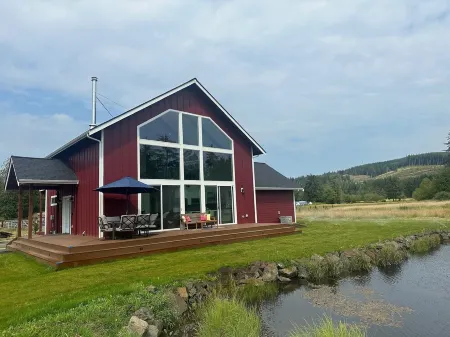 Gorgeous cabin, secluded fishing pond, swimming, paddling. Central for Daytrips!