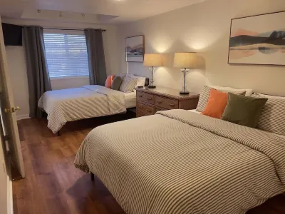 Fog & Stars Cottage -  Just steps to Embarcadero, water & downtown! DSRV Avalon 주변 호텔