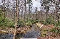 Family and pet friendly cabin on a creek. 10 minutes to downtown Cashiers