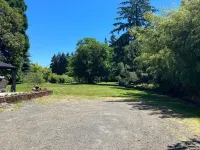 Cozy home with Private Forest/Park on 1.5 acres, Outdoor lounge area and Hot Tub
