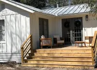 Stylish Hill Country cottage 3 blocks to Main