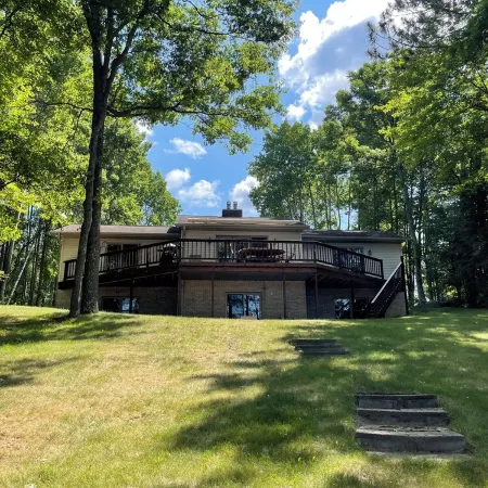 Escape to Paradise: Your dream vacation awaits in our stunning lakefront rental!