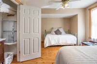 Charming farmhouse with 4 bedrooms and WiFi, AC in delightful Alexandria