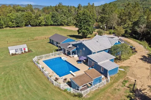 Rustic Farmhouse with Pool/hot tub/fire pits/6.5 acres Mountain Views
