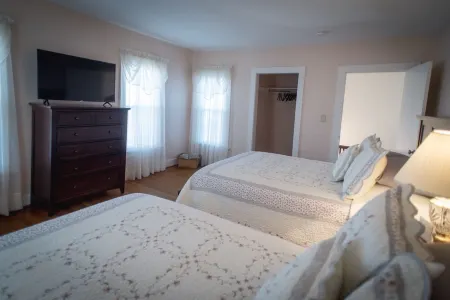 Charming Main Street Home: Located in the heart of the Finger Lakes Отели в г. Женева