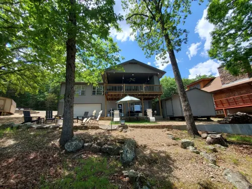 Huckleberry Shores-Lakefront & Lakeview Home-Near Boat Launch-Swimming Pool. Hotels in Township 1
