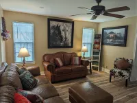 Countryside Cowboy Cabin is only minutes from Frankston and pet friendly