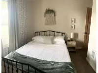 JSW Away Stay featuring 1 King size bed, 2 queen size beds, and 2 baths Hotels in La Grande