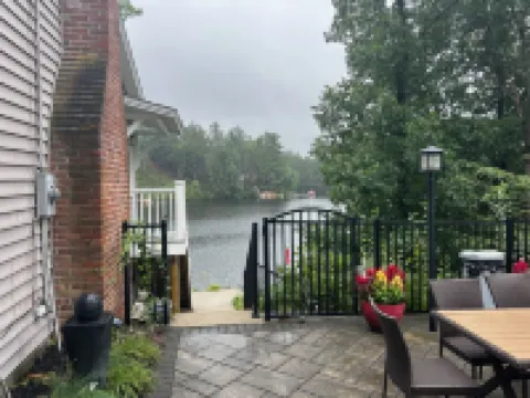 Waterfront Cottage 5 minutes to Mount Wachusett, Dock, Pet Friendly, Kayaks