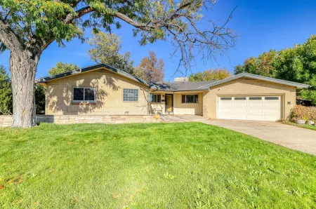 Vintage Luxury W/Spa, Huge Yard Near Red Rocks and City Отели в г. Уит Ридж