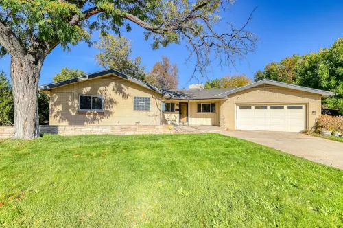 Vintage Luxury W/Spa, Huge Yard Near Red Rocks and City Hotels in Wheat Ridge