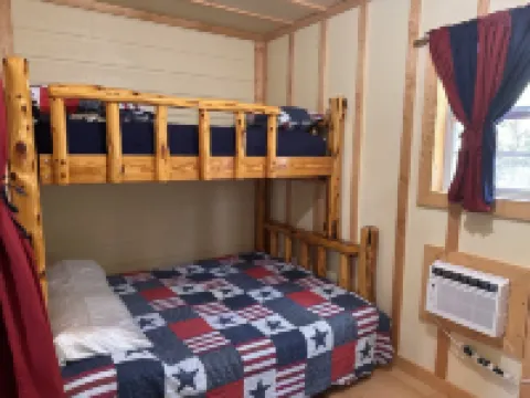 Angeltom Cabin & RV:20 Acre Woods - >16 pip + Jacuzzi + treehouse + UTV + 2ponds