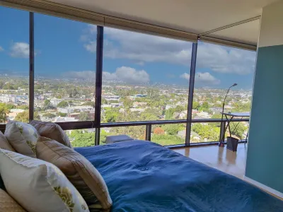 Brand New Resort-Like Two-Bedroom Condo w/Panoramic View Heated Pool, and More. 베니스 비치 호텔