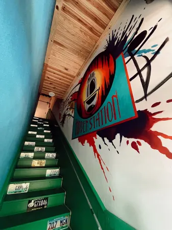 Hidden Station. 2 bedroom pet friendly apartment in the heart of Horse Cave Ky.