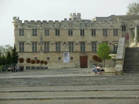 GRAND STUDIO CLIMATISE, INDEPENDANT DANS VILLA AVEC JARDIN, Tranquility assured Отели рядом с Аэропорт Авиньон-Комон