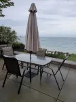 Cottage on Lake Erie with beach access .Local wineries
