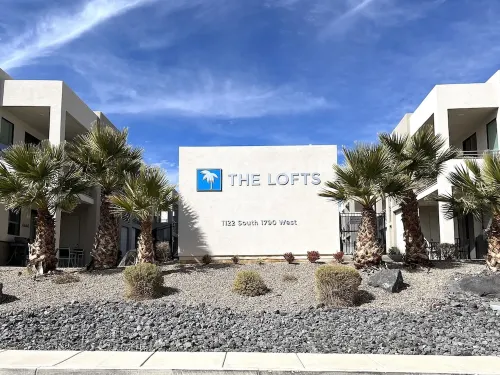Poolside St. George Getaway, 4 BD/3.5 BA Lofts Townhome
