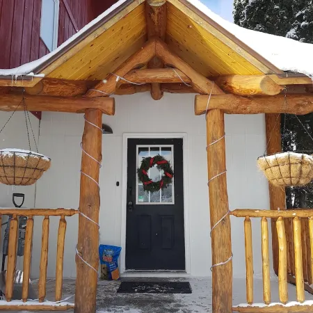 Modern Chalet -AC, hot tub, sauna + pets welcome