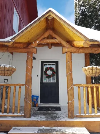 Modern Chalet -AC, hot tub, sauna + pets welcome