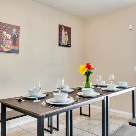 Shalimars Serenity, Spacious Pool with Jacuzzi, Games, Massage Chair, EV Charger