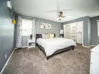 7 Bedroom 5 Bath 4500+ Square foot w/ Pool Table Hotels in Platte Woods