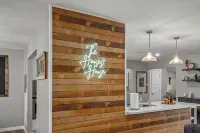 Downtown, museums, MTB, & more! 4BR/3.5BT, pickleball, basketball, & game room!