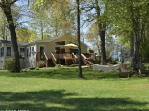 GO JUMP IN THE LAKE at this lovely waterfront home! 庫庫酒店