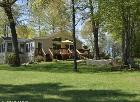 GO JUMP IN THE LAKE at this lovely waterfront home! Отели в г. Каку