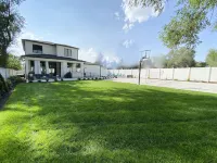 Luxury  Summer Home,  Basketball Court, Hot Tub Firepit Excellent Beds & Linens.