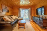 Beautiful private rustic log cabin, pool, hot tub