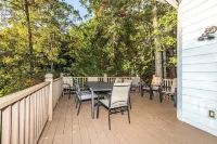 Mountain Views, Game Room, Firepit and Hot Tub in Bryson City