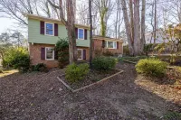 Vibrant 4BR home with outdoor patio, 5mins to North Hills. Pet-friendly!