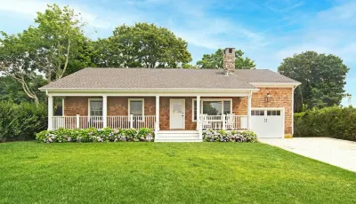 The Sandbox! Completely renovated in-town 3br, 2+ bath with pool & poolhouse. Hotels near Hank's Pumpkintown