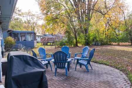 Updated 5 bedroom ranch w/fenced in yard and 100"+ projector near downtown! Отели рядом с достопримечательностью «Taubman College of Architecture and Urban Planning»